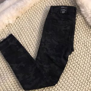 Black camo jeans